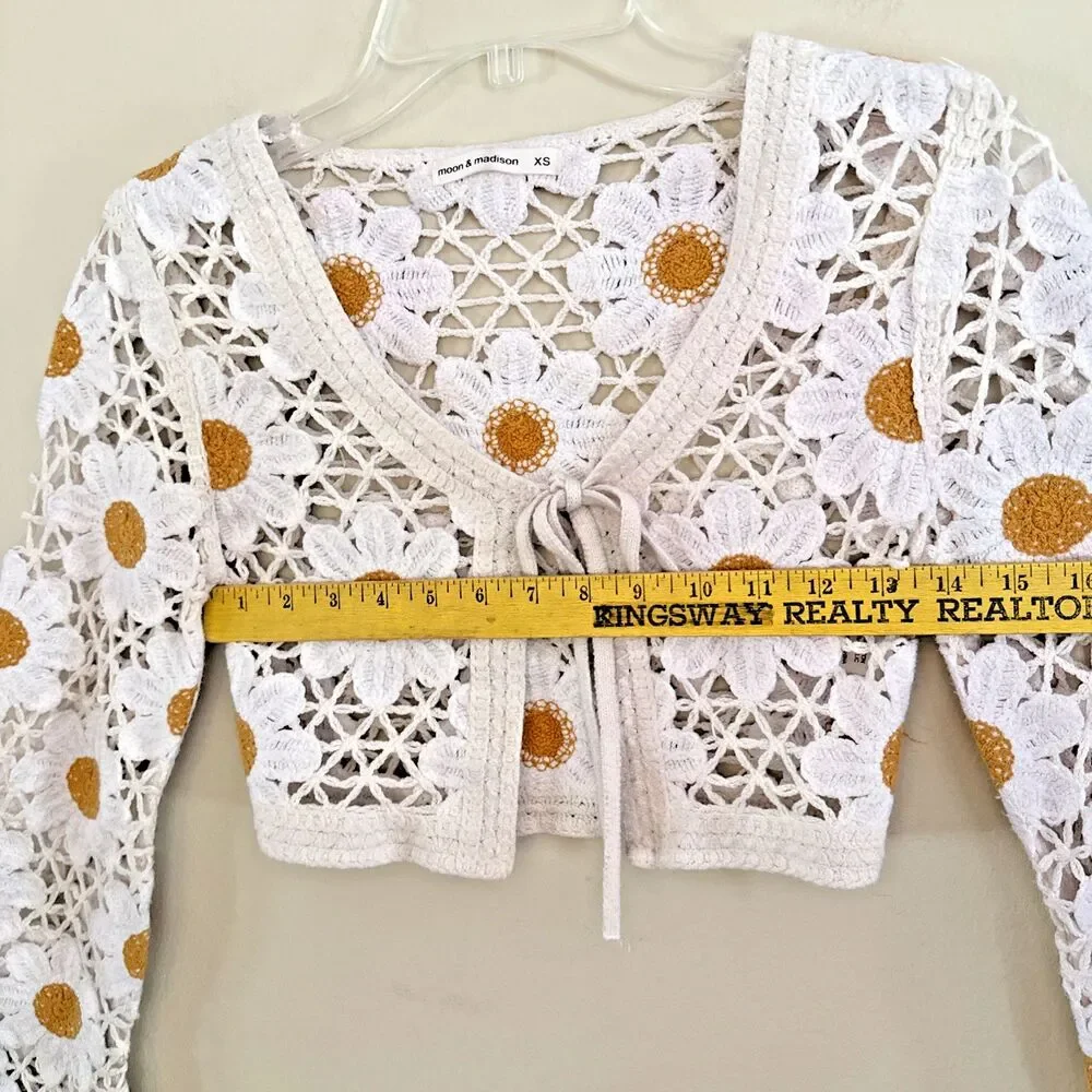 Moon & Madison Crochet Daisy Crop Sweater Womens Sz XS Boho Festival Grannycore